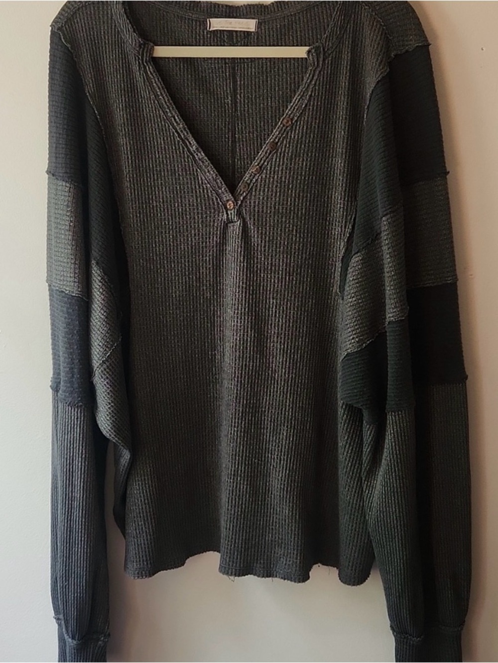 Free People Charcoal Gray Oversized V-Neck Waffle Knit Sweatshirt + A GIFT 🎁 - Picture 4 of 8